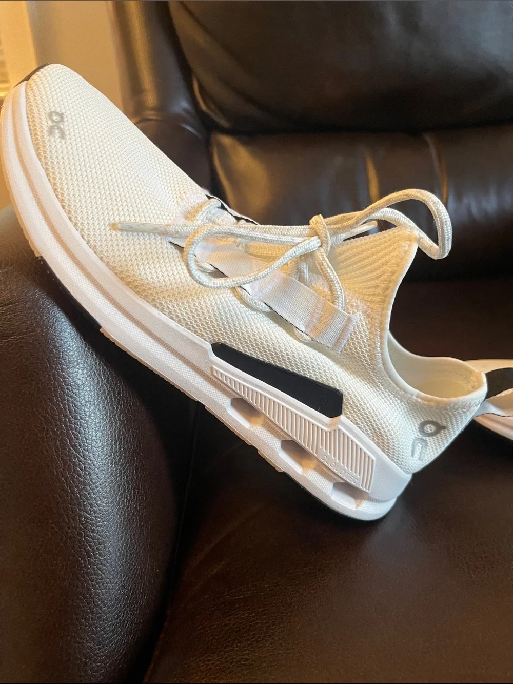 On Cloudeasy Wh/BLK  Running Shoes Size 9 EU 42 Lightweight Sneakers #B1